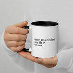 Mug intérieur noir « une machine au lit ? for sure. », tenu dans les mains