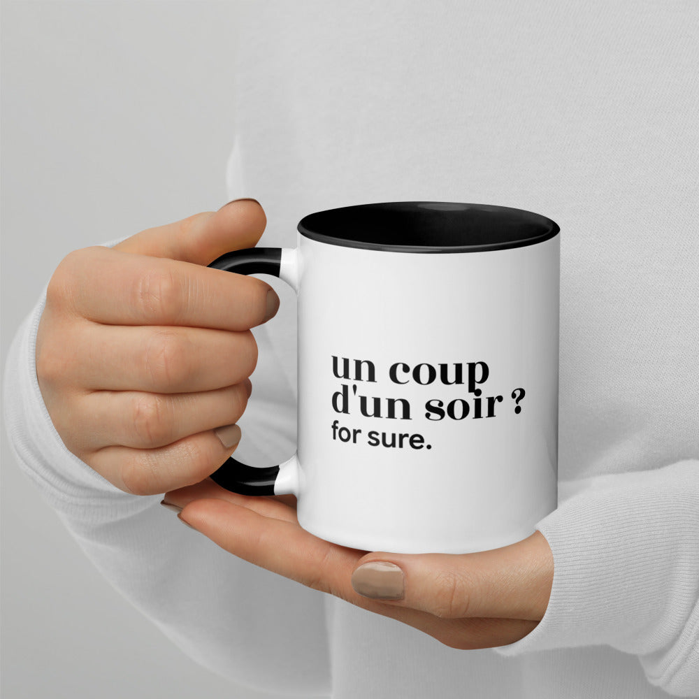 Mug intérieur noir « un coup d'un soir ? for sure. », tenu dans les mains