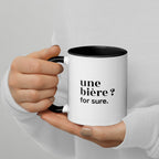 Mug intérieur noir « une bière ? for sure. », tenu dans les mains