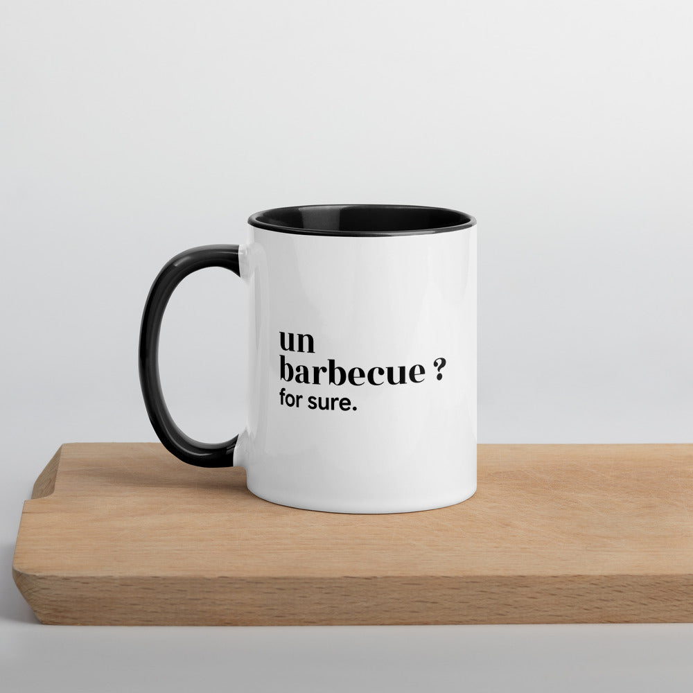 Mug intérieur noir « un barbecue ? for sure. », sur une planche en bois