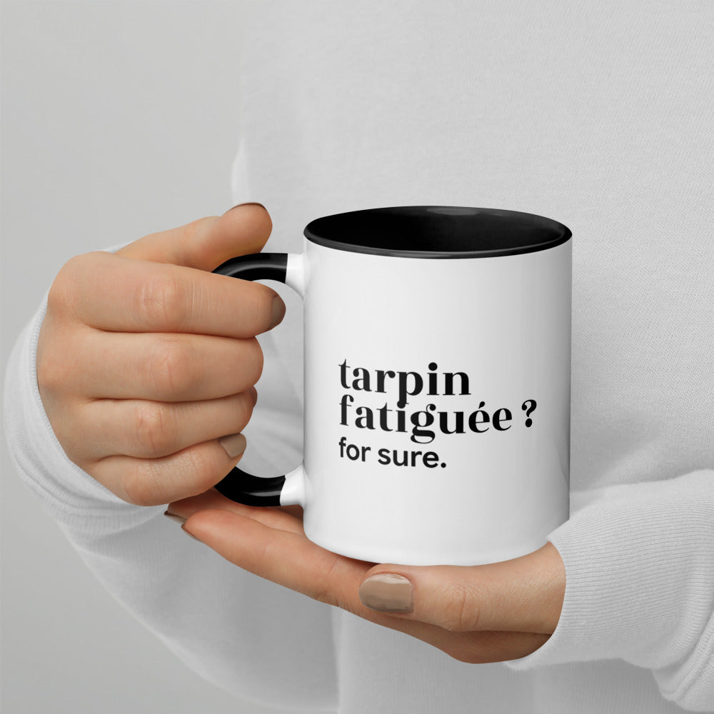 Mug intérieur noir « tarpin fatiguée ? for sure. », tenu dans les mains