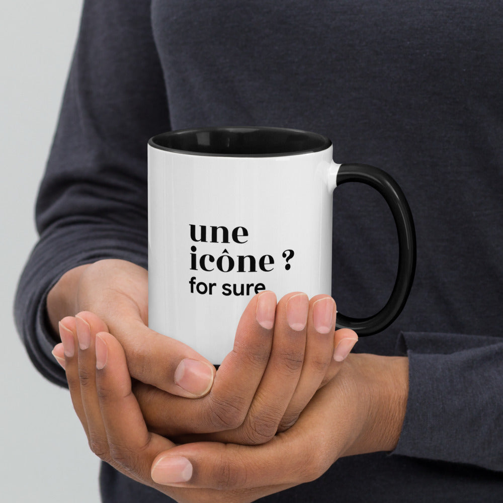 Mug intérieur noir « une icône ? for sure. », tenu dans les mains