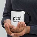 Mug intérieur noir « accro à la salle ? for sure. », tenu dans les mains