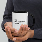 Mug intérieur noir « un sex-symbol ? for sure. », tenu dans les mains