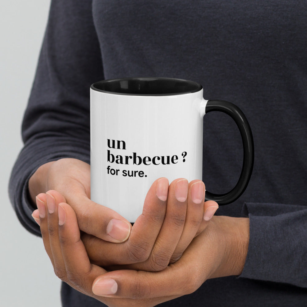 Mug intérieur noir « un barbecue ? for sure. », tenu dans les mains