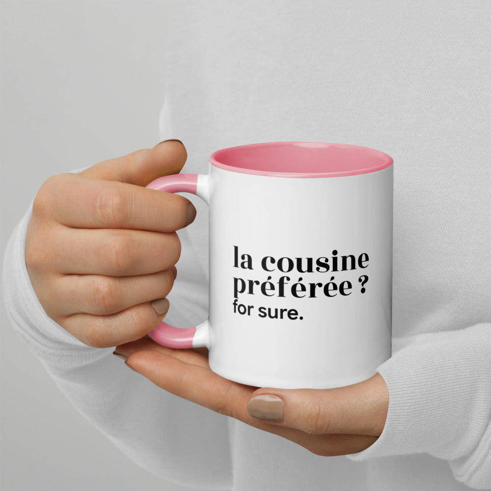 Mug intérieur rose « la cousine préférée ? for sure. », tenu dans les mains