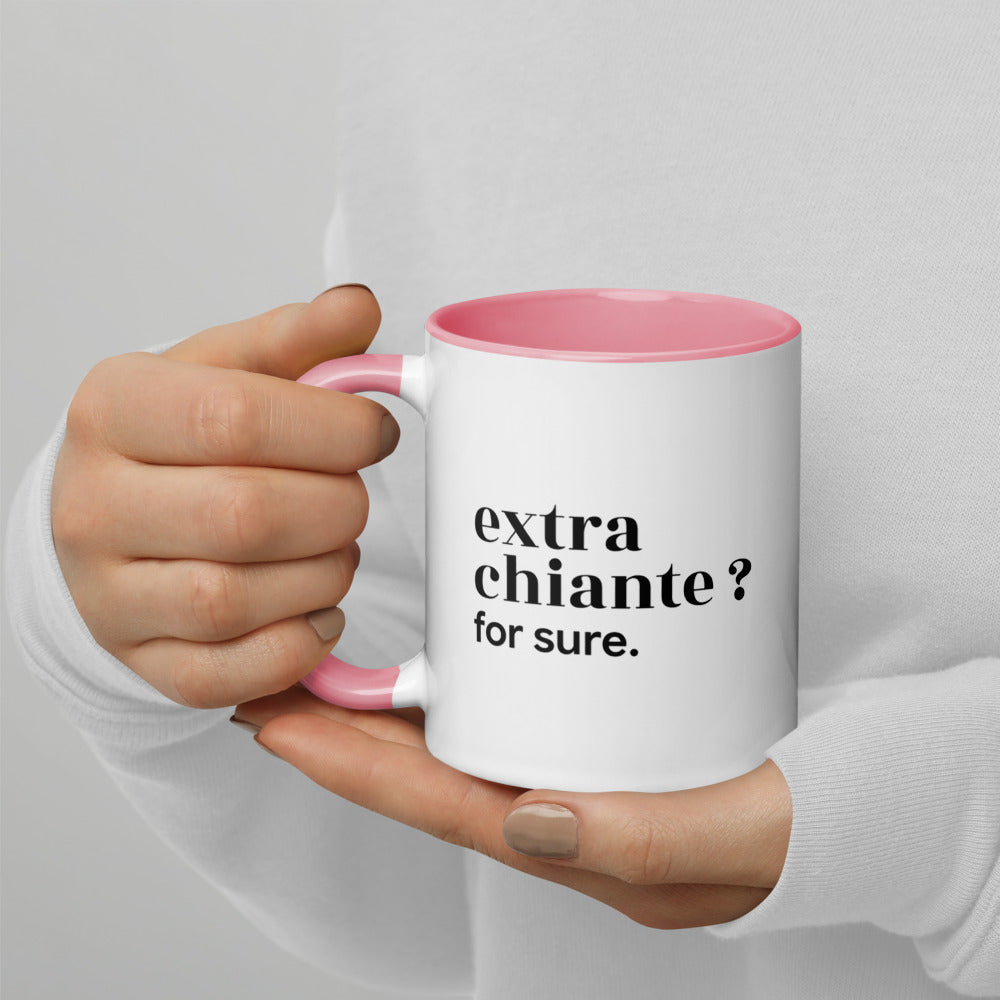 Mug intérieur rose « extra chiante ? for sure. », tenu dans les mains