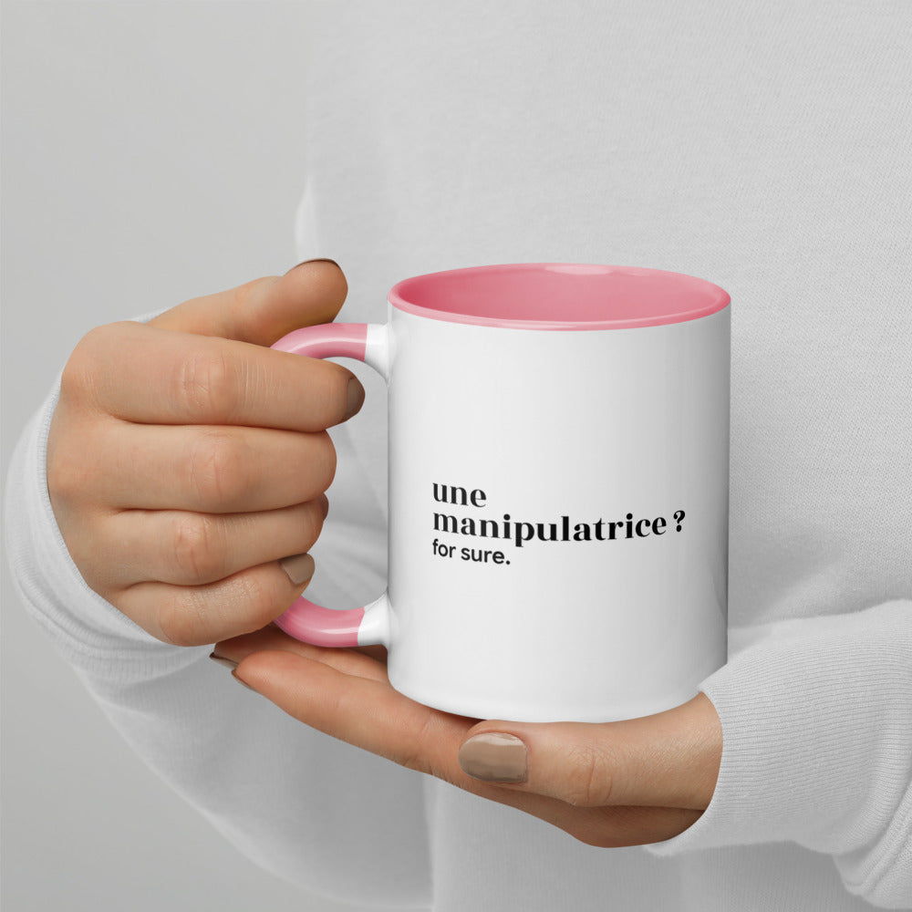 Mug intérieur rose « une manipulatrice ? for sure. », tenu dans les mains