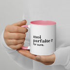 Mug intérieur rose « moi parfaite ? for sure. », tenu dans les mains