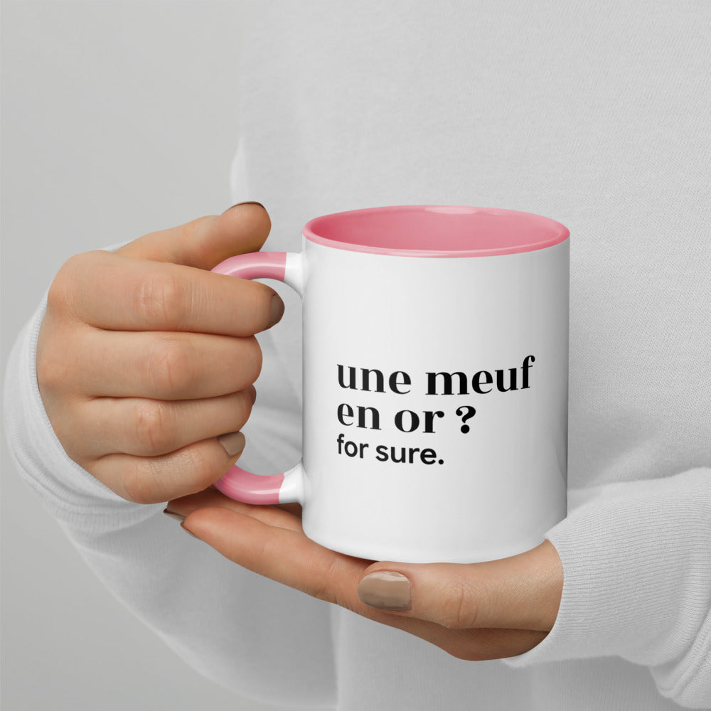 Mug intérieur rose « une meuf en or ? for sure. », tenu dans les mains