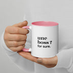 Mug intérieur rose « une boss ? for sure. », tenu dans les mains