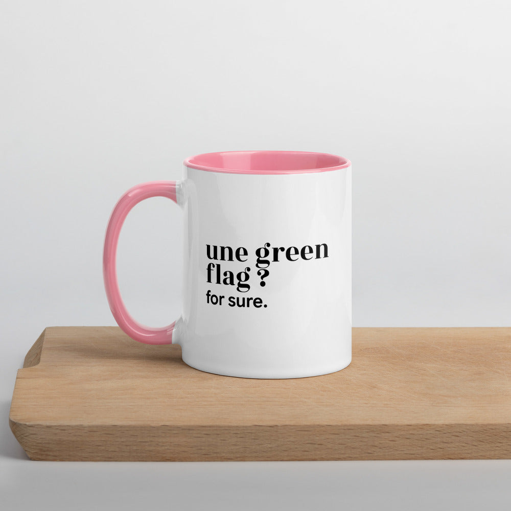 Mug intérieur rose « une green flag ? for sure. », sur une planche en bois