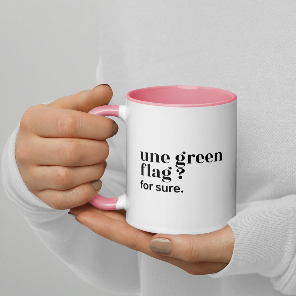 Mug intérieur rose « une green flag ? for sure. », tenu dans les mains