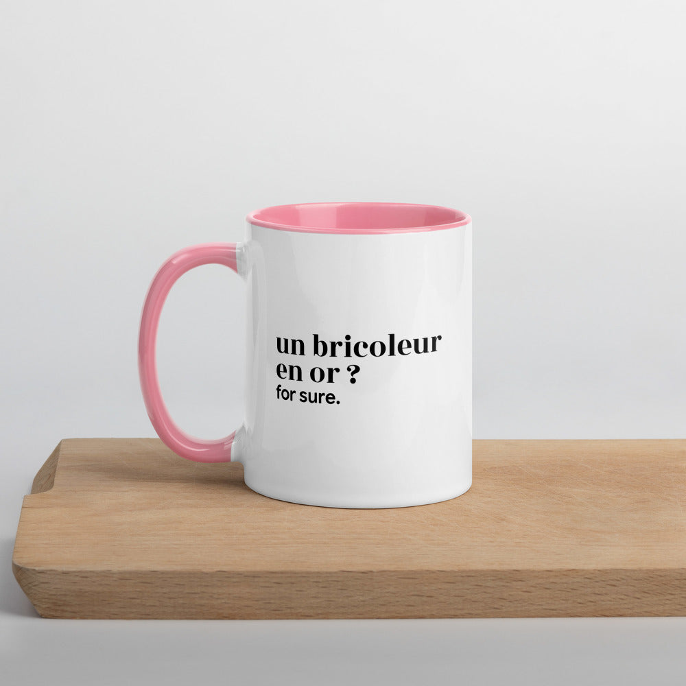 Mug intérieur rose « un bricoleur en or ? for sure. », sur une planche en bois