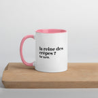 Mug intérieur rose « la reine des crêpes ? for sure. », sur une planche en bois