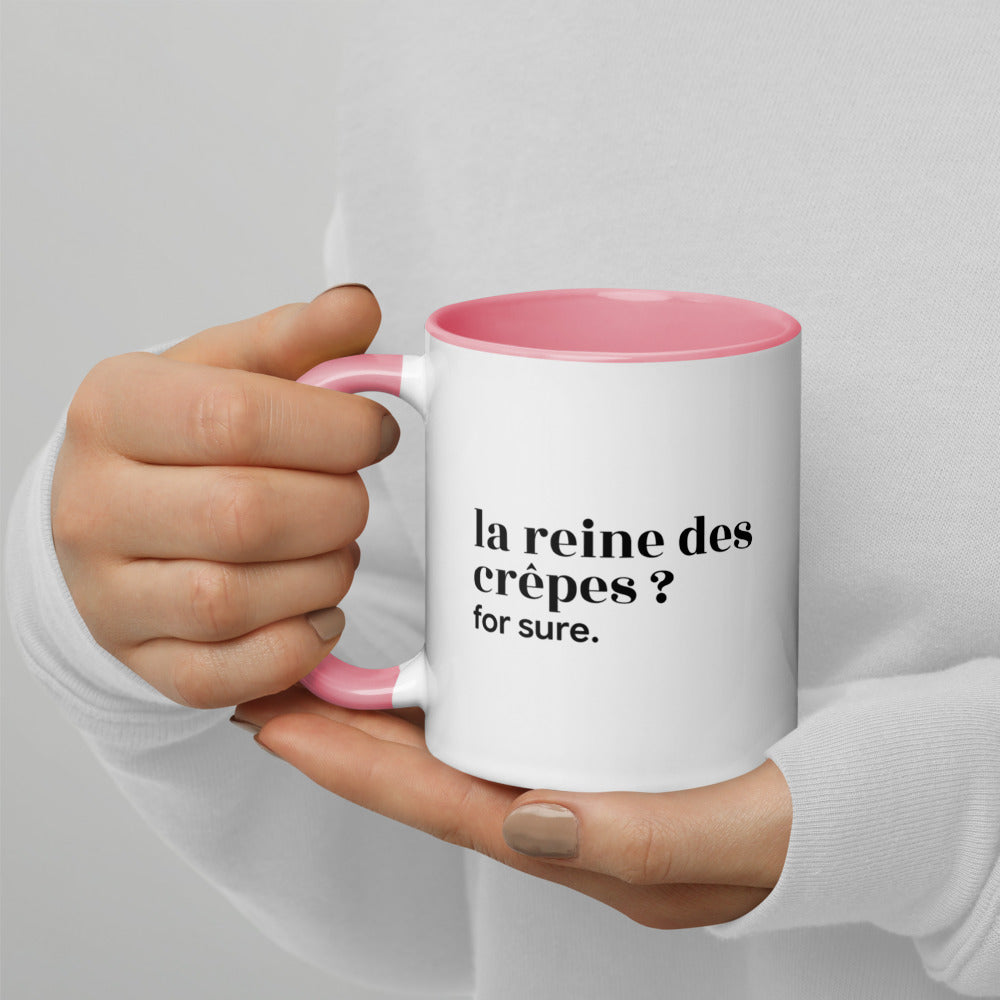 Mug intérieur rose « la reine des crêpes ? for sure. », tenu dans les mains