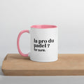 Mug intérieur rose « la pro du padel ? for sure. », sur une planche en bois
