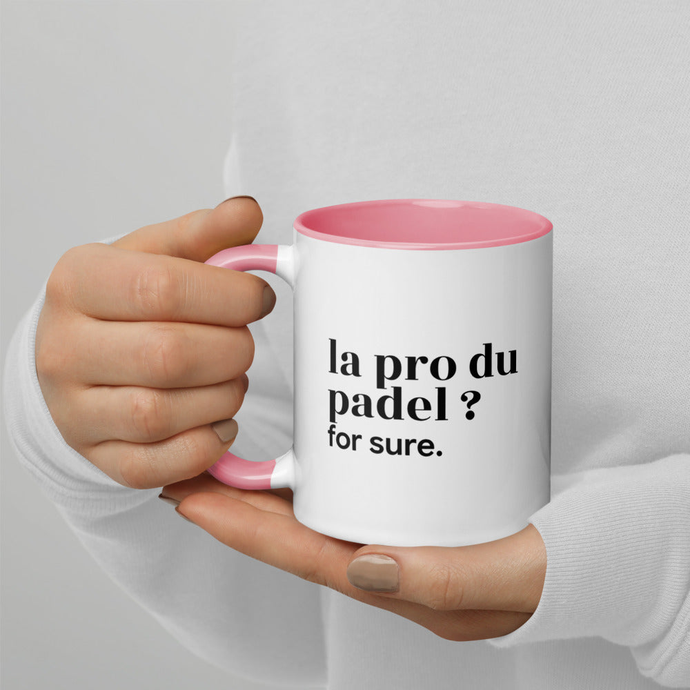 Mug intérieur rose « la pro du padel ? for sure. », tenu dans les mains