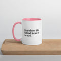 Mug intérieur rose « la reine du blind test ? for sure. », sur une planche en bois
