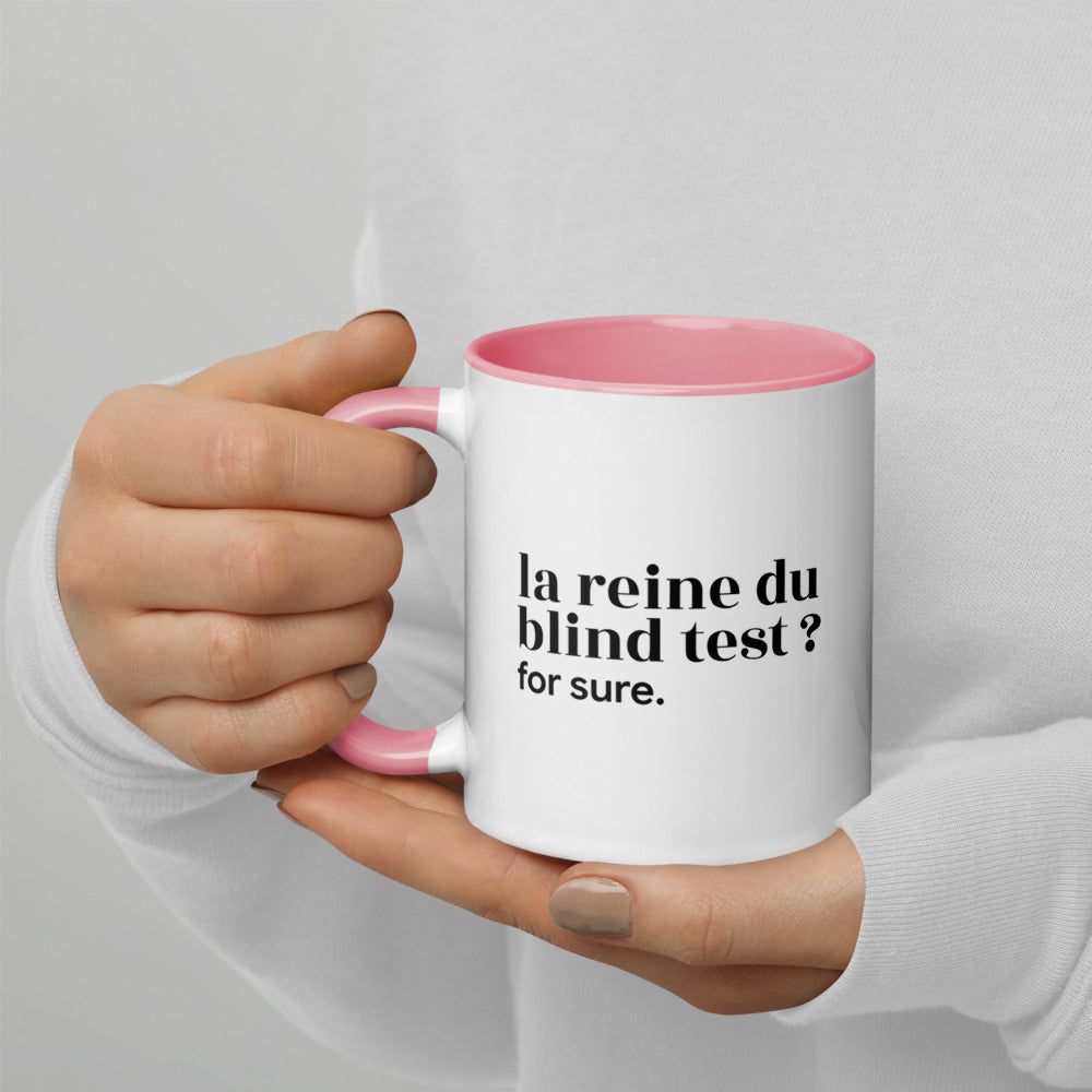 Mug intérieur rose « la reine du blind test ? for sure. », tenu dans les mains