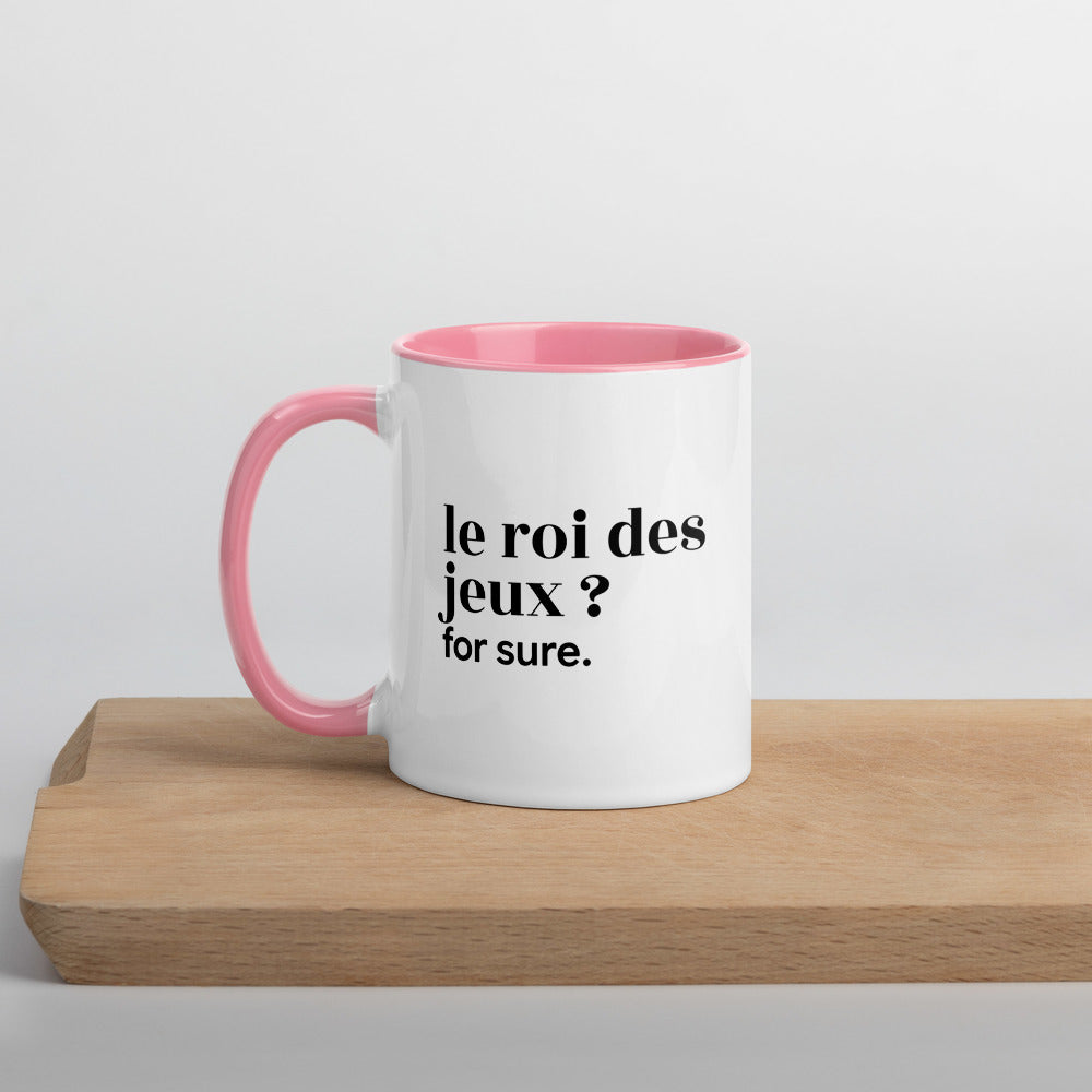 Mug intérieur rose « le roi des jeux ? for sure. », sur une planche en bois