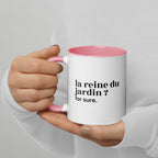 Mug intérieur rose « la reine du jardin ? for sure. », tenu dans les mains