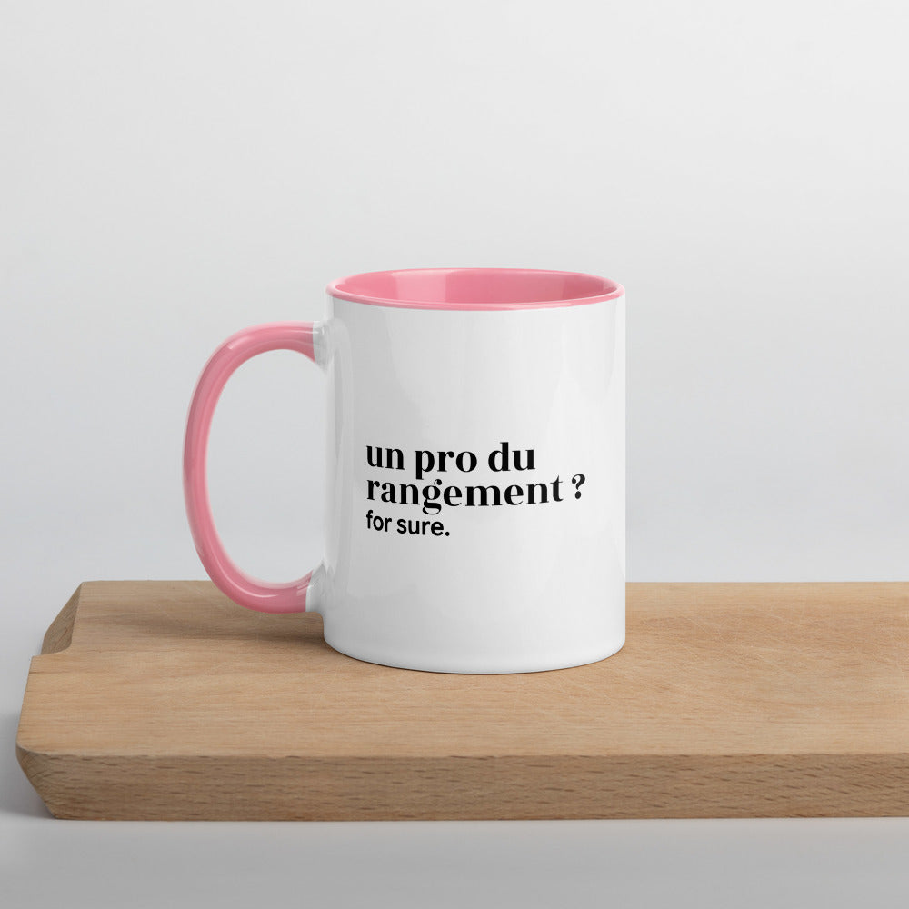 Mug intérieur rose « un pro du rangement ? for sure. », sur une planche en bois