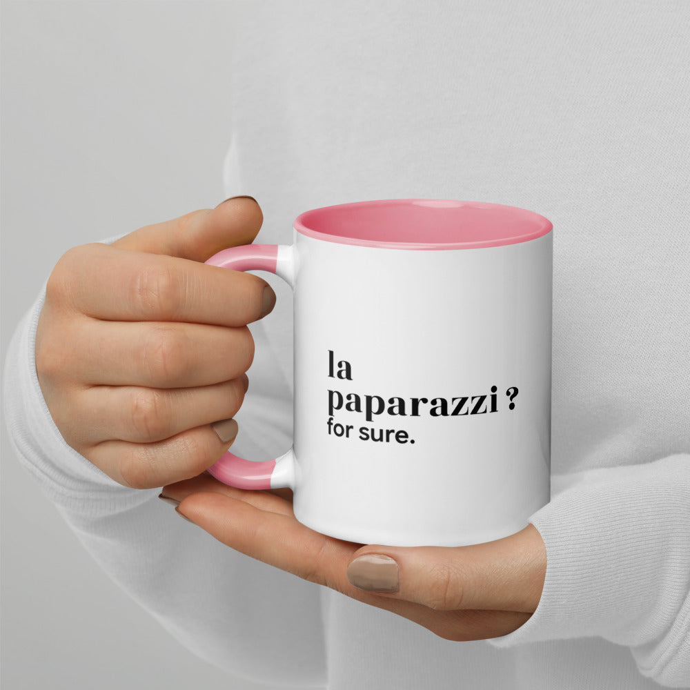 Mug intérieur rose « la paparazzi ? for sure. », tenu dans les mains