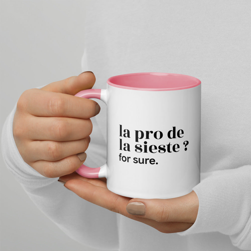 Mug intérieur rose « la pro de la sieste ? for sure. », tenu dans les mains