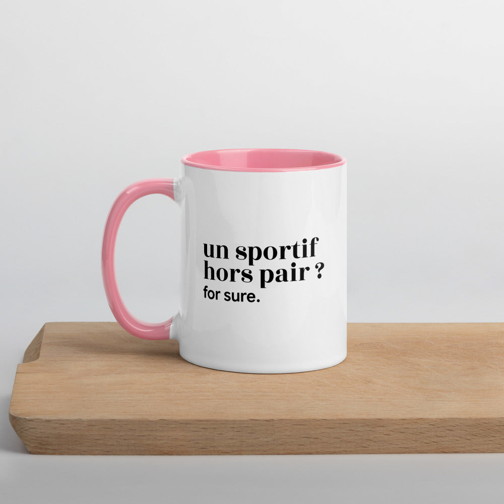 Mug intérieur rose « un sportif hors pair ? for sure. », sur une planche en bois