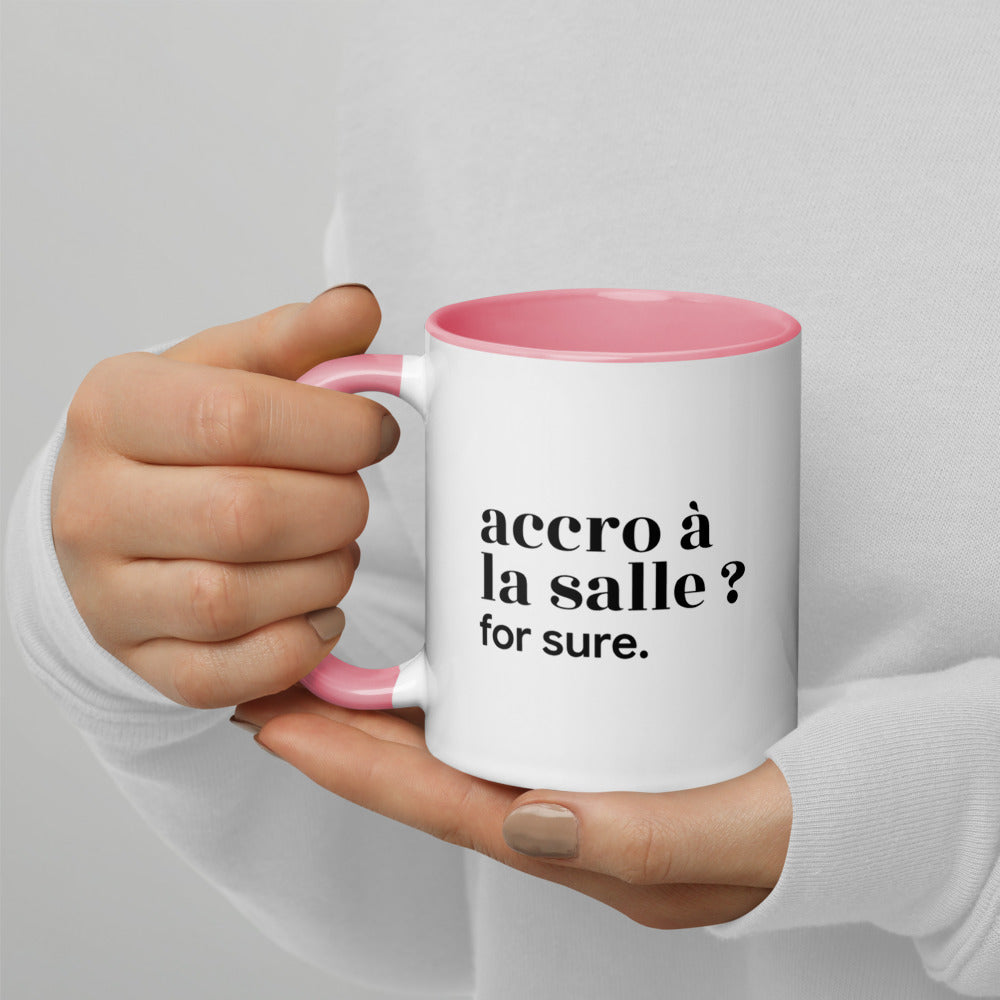 Mug intérieur rose « accro à la salle ? for sure. », tenu dans les mains