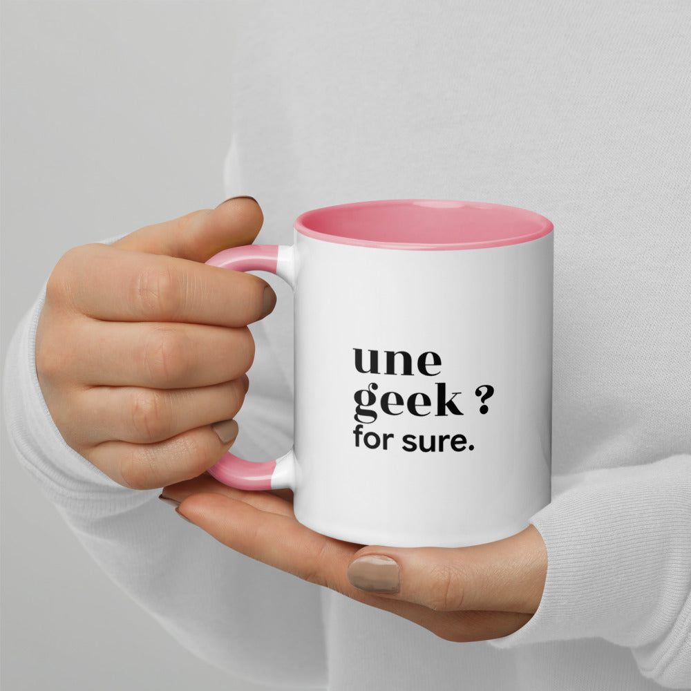 Mug intérieur rose « une geek ? for sure. », tenu dans les mains