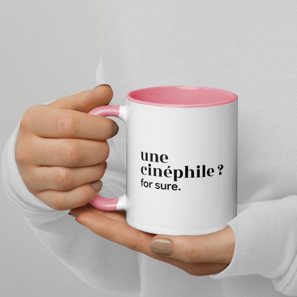 Mug intérieur rose « une cinéphile ? for sure. », tenu dans les mains