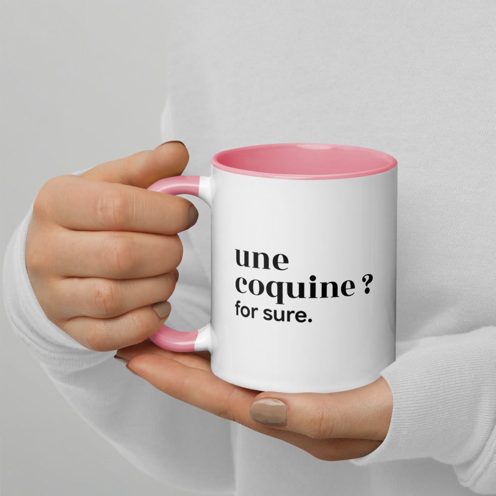 Mug intérieur rose « une coquine ? for sure. », tenu dans les mains