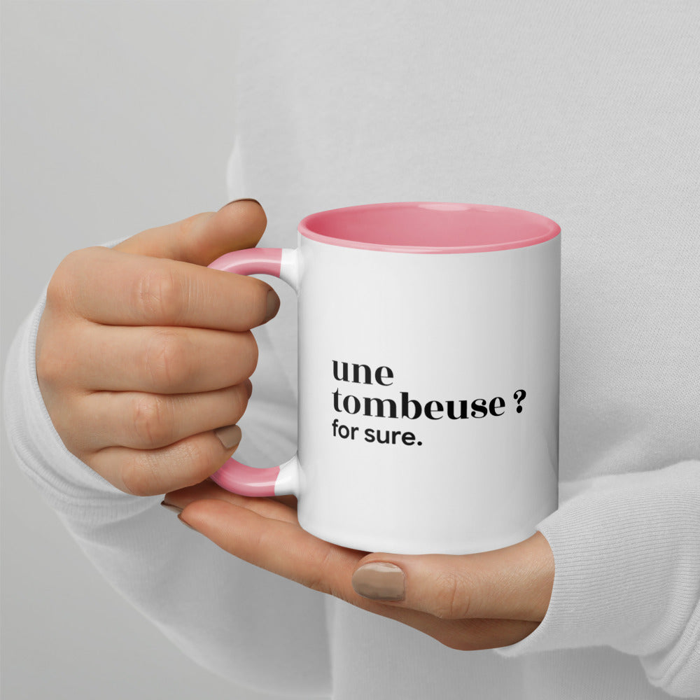 Mug intérieur rose « une tombeuse ? for sure. », tenu dans les mains