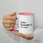 Mug intérieur rose « une bombe ? for sure. », tenu dans les mains