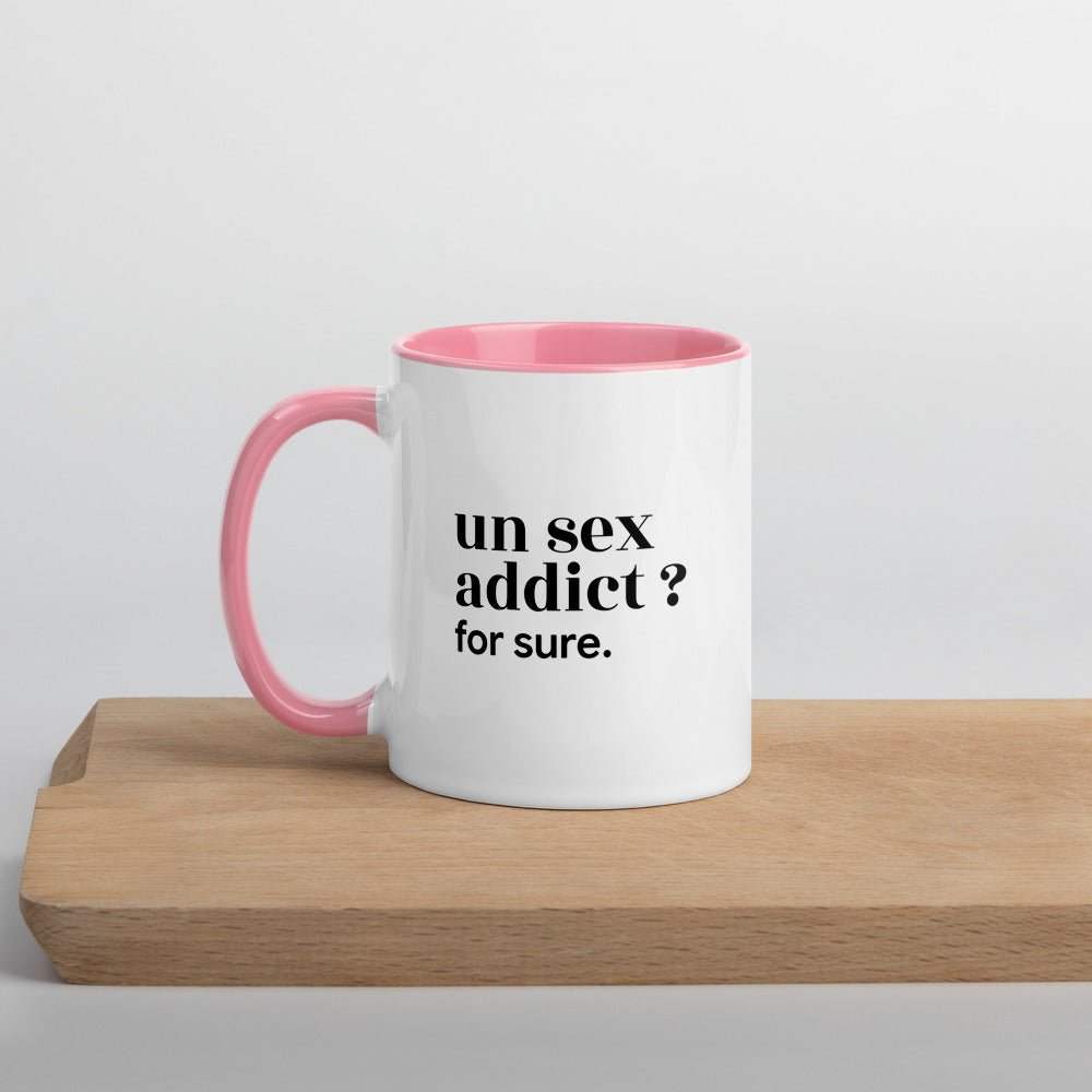 Mug intérieur rose « un sex addict ? for sure. », sur une planche en bois