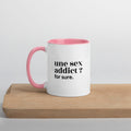 Mug intérieur rose « une sex addict ? for sure. », sur une planche en bois