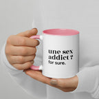 Mug intérieur rose « une sex addict ? for sure. », tenu dans les mains