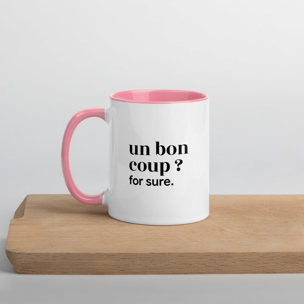 Mug intérieur rose « un bon coup ? for sure. », sur une planche en bois