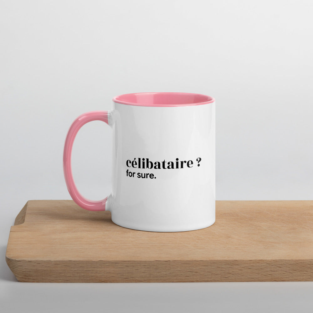 Mug intérieur rose « célibataire ? for sure. », sur une planche en bois
