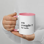 Mug intérieur rose « en couple ? for sure. », tenu dans les mains
