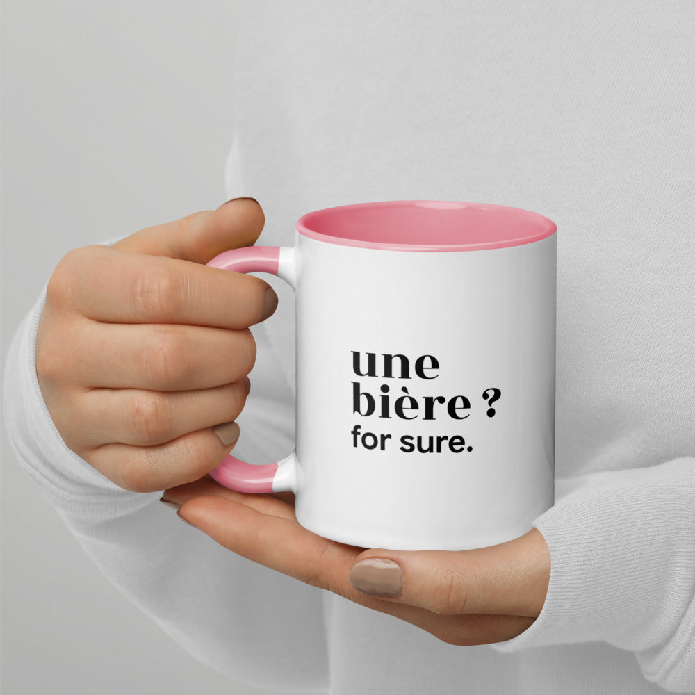 Mug intérieur rose « une bière ? for sure. », tenu dans les mains