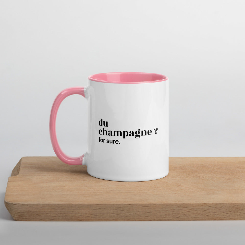 Mug intérieur rose « du champagne ? for sure. », sur une planche en bois