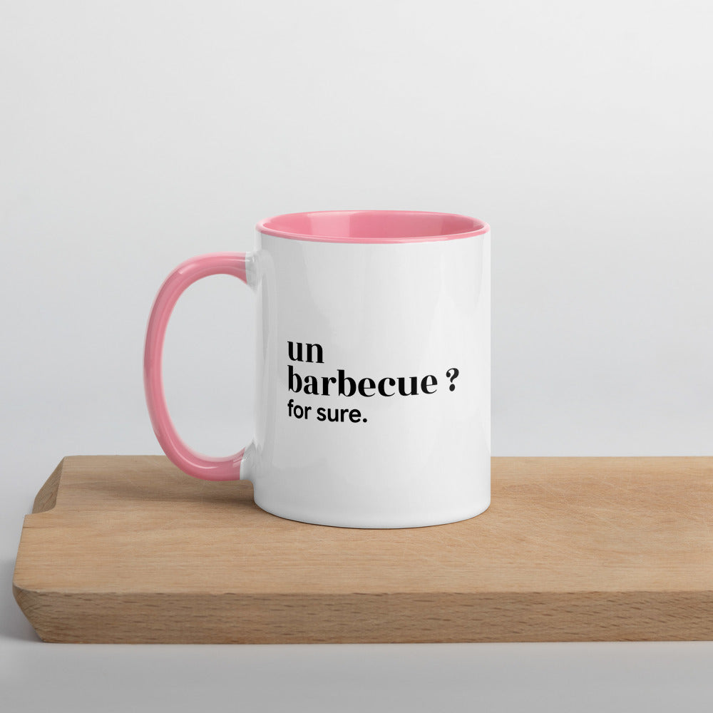 Mug intérieur rose « un barbecue ? for sure. », sur une planche en bois