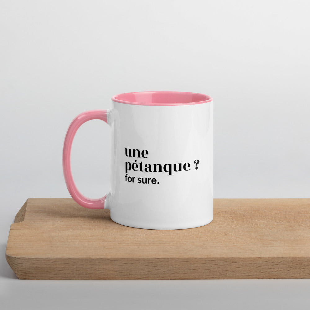 Mug intérieur rose « une pétanque ? for sure. », sur une planche en bois