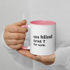Mug intérieur rose « un blind test ? for sure. », tenu dans les mains