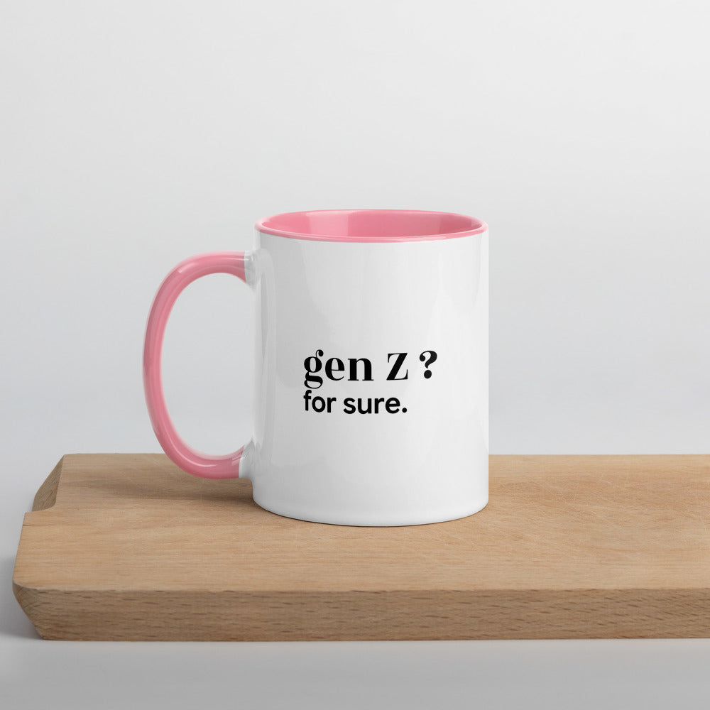Mug intérieur rose « gen Z ? for sure. », sur une planche en bois