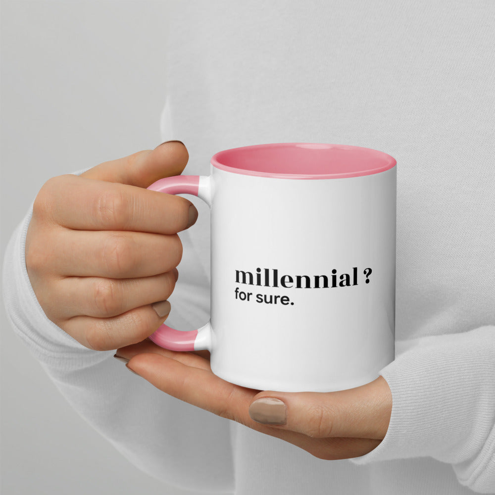 Mug intérieur rose « millennial ? for sure. », tenu dans les mains
