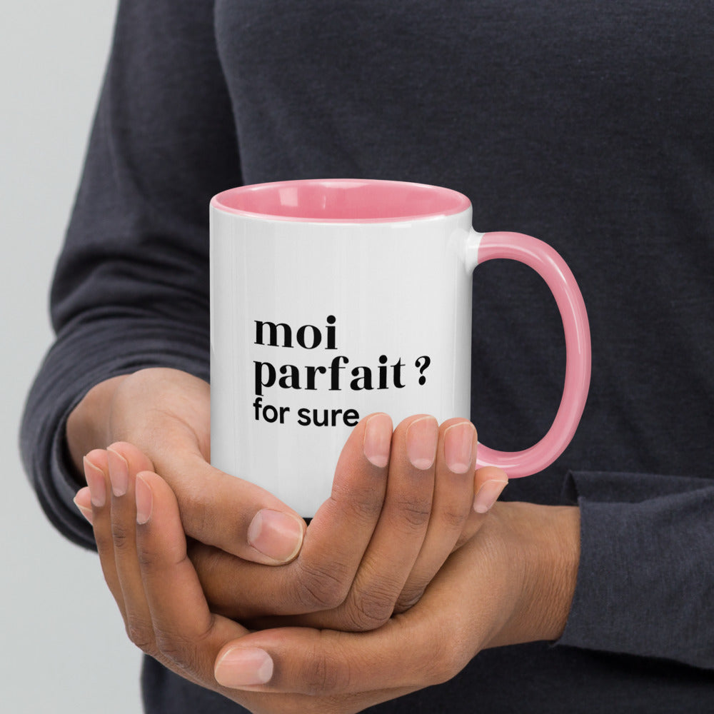 Mug intérieur rose « moi parfait ? for sure. », tenu dans les mains